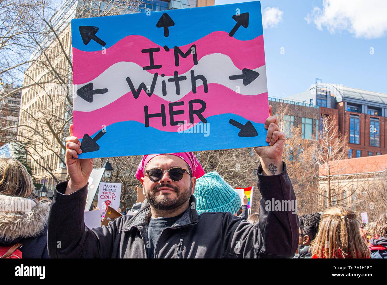 New York, USA. März 2025. Ein Demonstrant hält während der Rallye zum Internationalen Frauentag und märz am 8. März 2025 in New York ein Schild im Washington Square Park hoch (Foto: Hailstorm Visuals/SIPA USA) Credit: SIPA USA/Alamy Live News Stockfoto