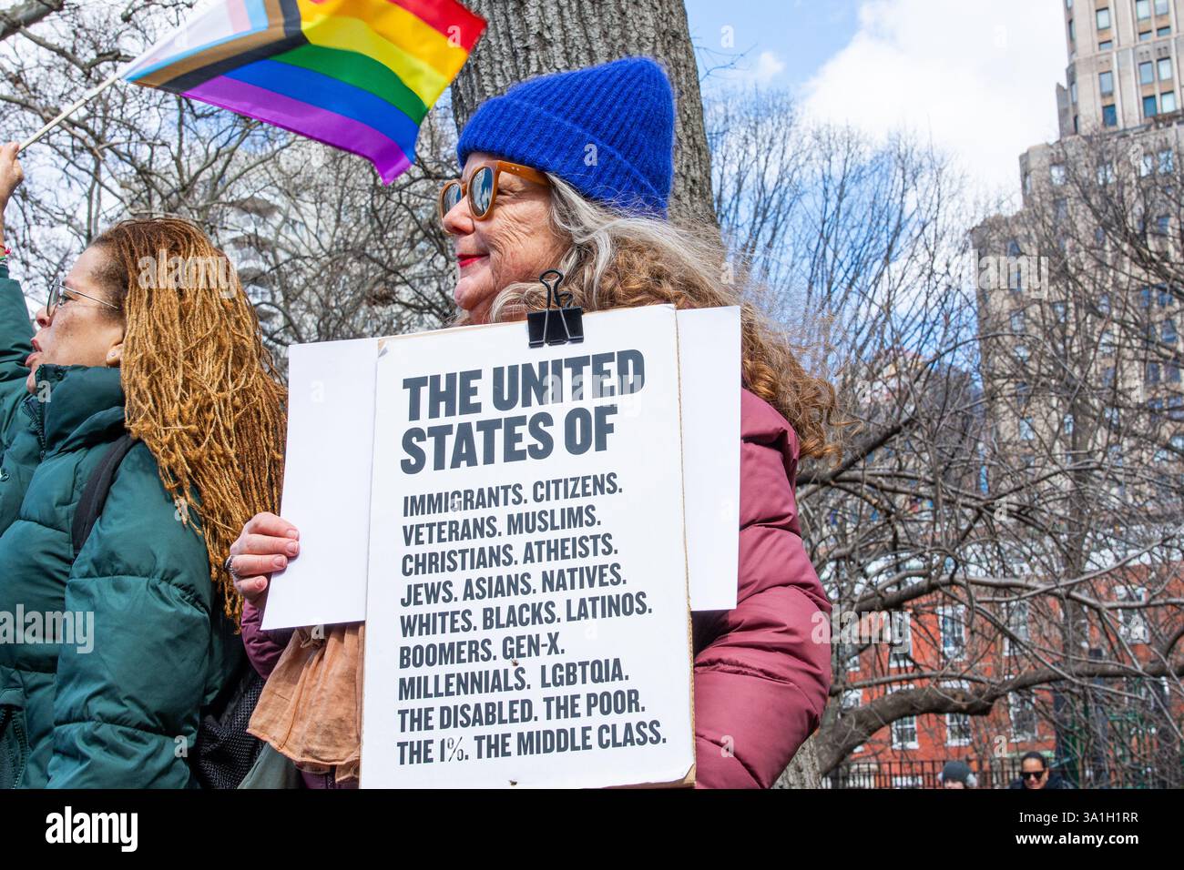 New York, USA. März 2025. Ein Demonstrant hält während der Rallye zum Internationalen Frauentag und märz am 8. März 2025 in New York ein Schild im Washington Square Park hoch (Foto: Hailstorm Visuals/SIPA USA) Credit: SIPA USA/Alamy Live News Stockfoto