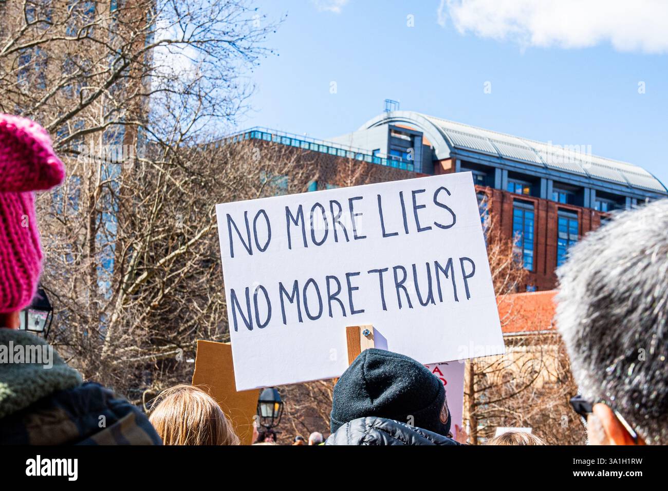 New York, USA. März 2025. Ein Demonstrant hält während der Rallye zum Internationalen Frauentag und märz am 8. März 2025 in New York ein Schild im Washington Square Park hoch (Foto: Hailstorm Visuals/SIPA USA) Credit: SIPA USA/Alamy Live News Stockfoto