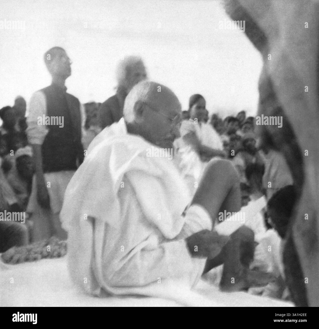 Mahatma Gandhi Reading, während einer öffentlichen Sitzung in der von Aufständen betroffenen Region in Noakhali Ostbengalen, November 1946, Indien NO MR Stockfoto