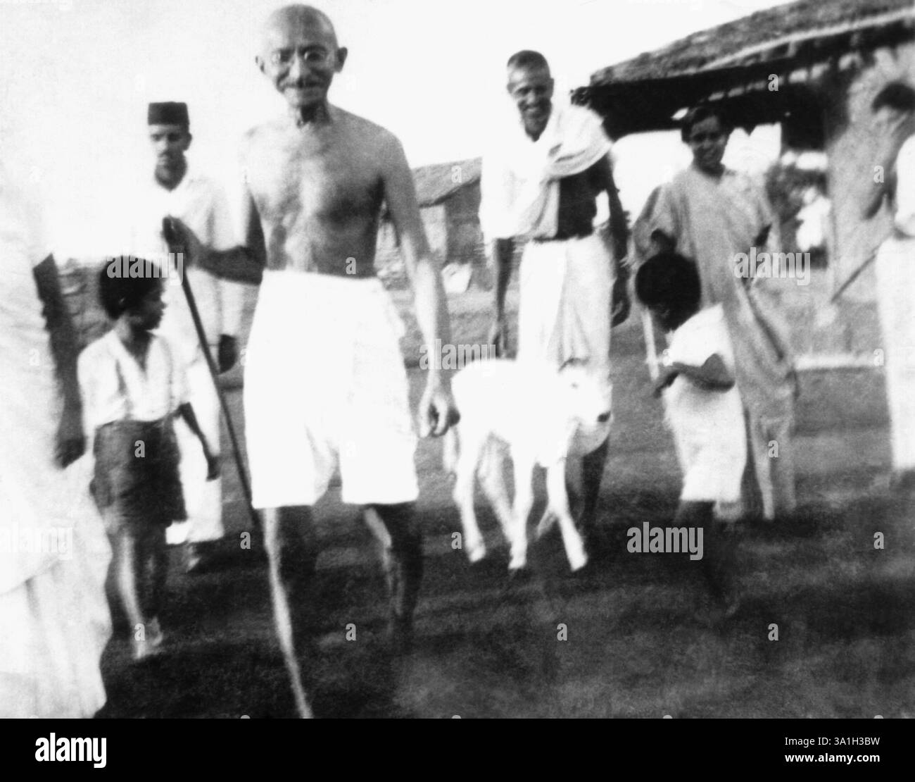 Mahatma Gandhi Walking at Sevagram Ashram, 1940, Kahandas (Kanaa), Balwant Singh NO MR Stockfoto