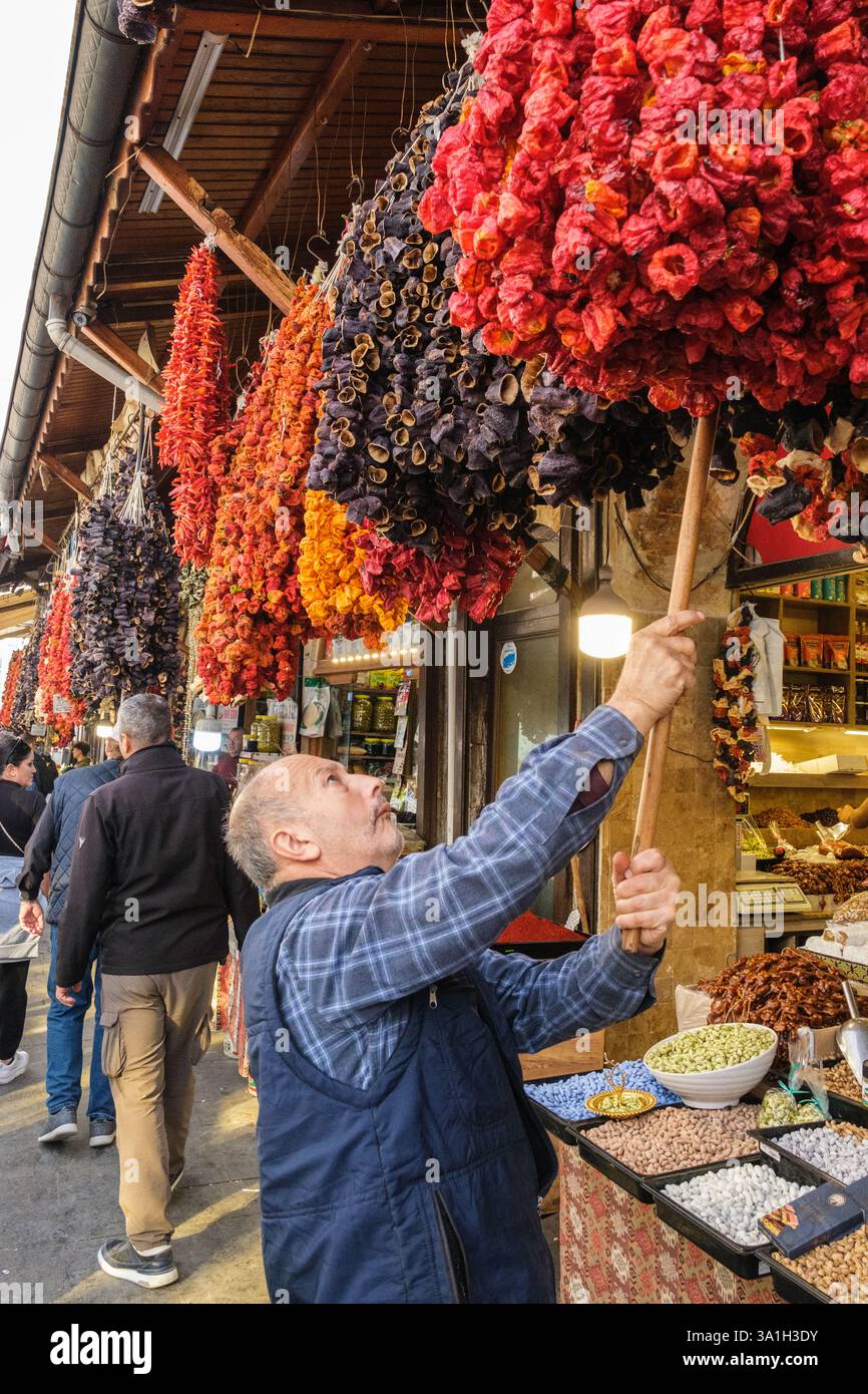 Gaziantep, Türkei, Turkiye. Lagerhalter zum Einstellen der Stränge getrockneter Paprika und Auberginen. Stockfoto