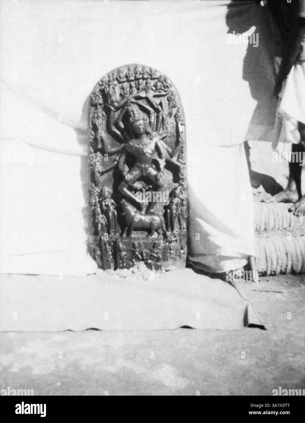 Ein Gottheitsstein in Noakhali Ost-Bengalen, 1946 Stockfoto