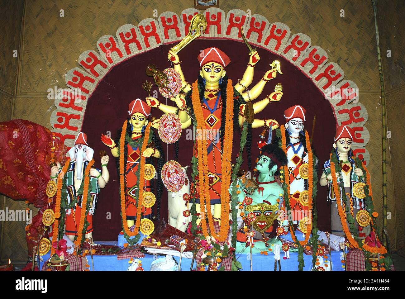 Durga Tonmodell töten Dämon Mahishasura mit Statuen von Ganesha und Lakshmi Saraswati Kartikeya auf Durga puja Stockfoto