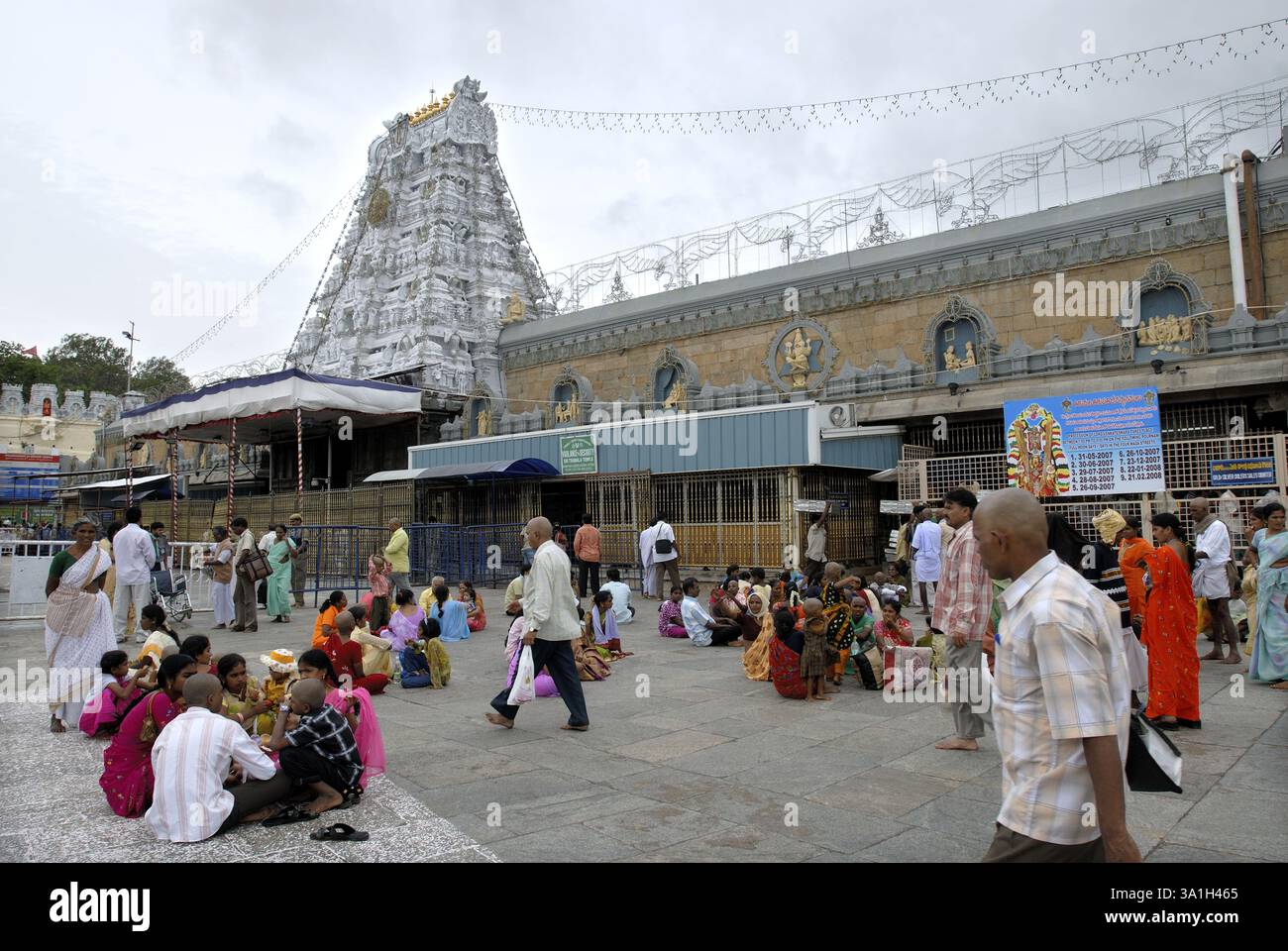 Der Tempel von Lord Venkateshvara auf Tirumala ist der reichste Tempel der Welt, Andhra Pradesh, Indien, Asien Stockfoto