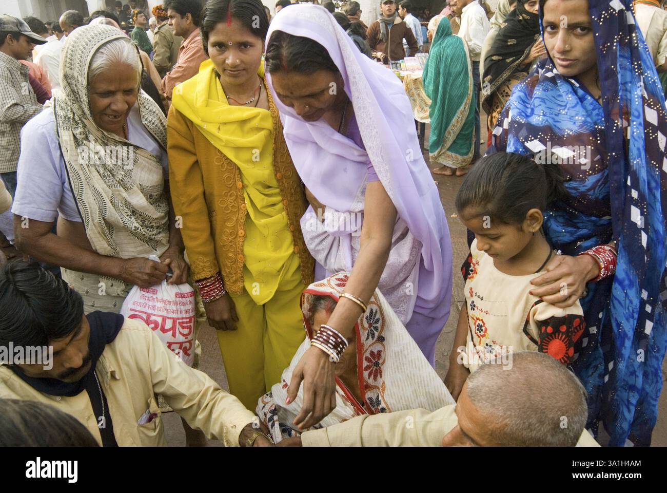 Anhänger im Tempel von Baba Baidyanath, einer der zwölf Jyotirlingas, Deoghar, Jharkhand, Indien, Asien Stockfoto Anhänger im Tempel von Baba Baidyanath, einer der zwölf Jyotirlingas, Deoghar, Jharkhand, Indien, Asien Stockfoto