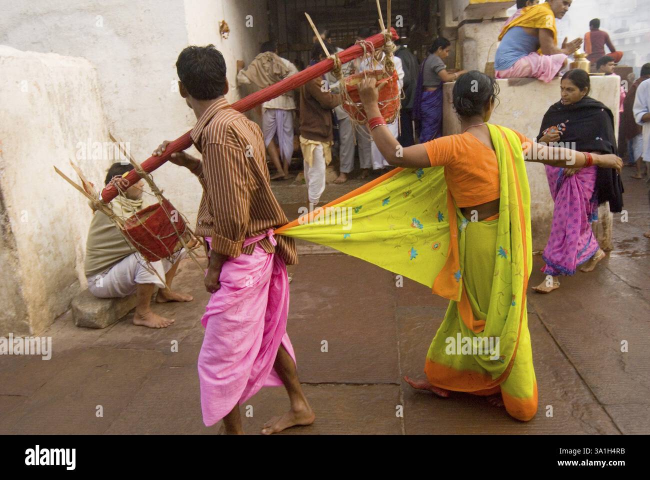 Anhänger im Tempel von Baba Baidyanath, einer der zwölf Jyotirlingas, Deoghar, Jharkhand, Indien, Asien Stockfoto Anhänger im Tempel von Baba Baidyanath, einer der zwölf Jyotirlingas, Deoghar, Jharkhand, Indien, Asien Stockfoto