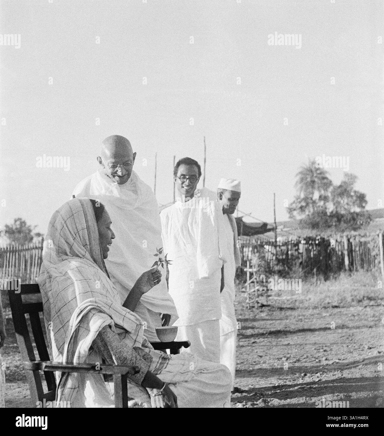 Jankidevi Bajaj während ihres Fastens, Mahatma Gandhi und Dr. das bei Sevagram Ashram, 1941 KEIN MR Stockfoto