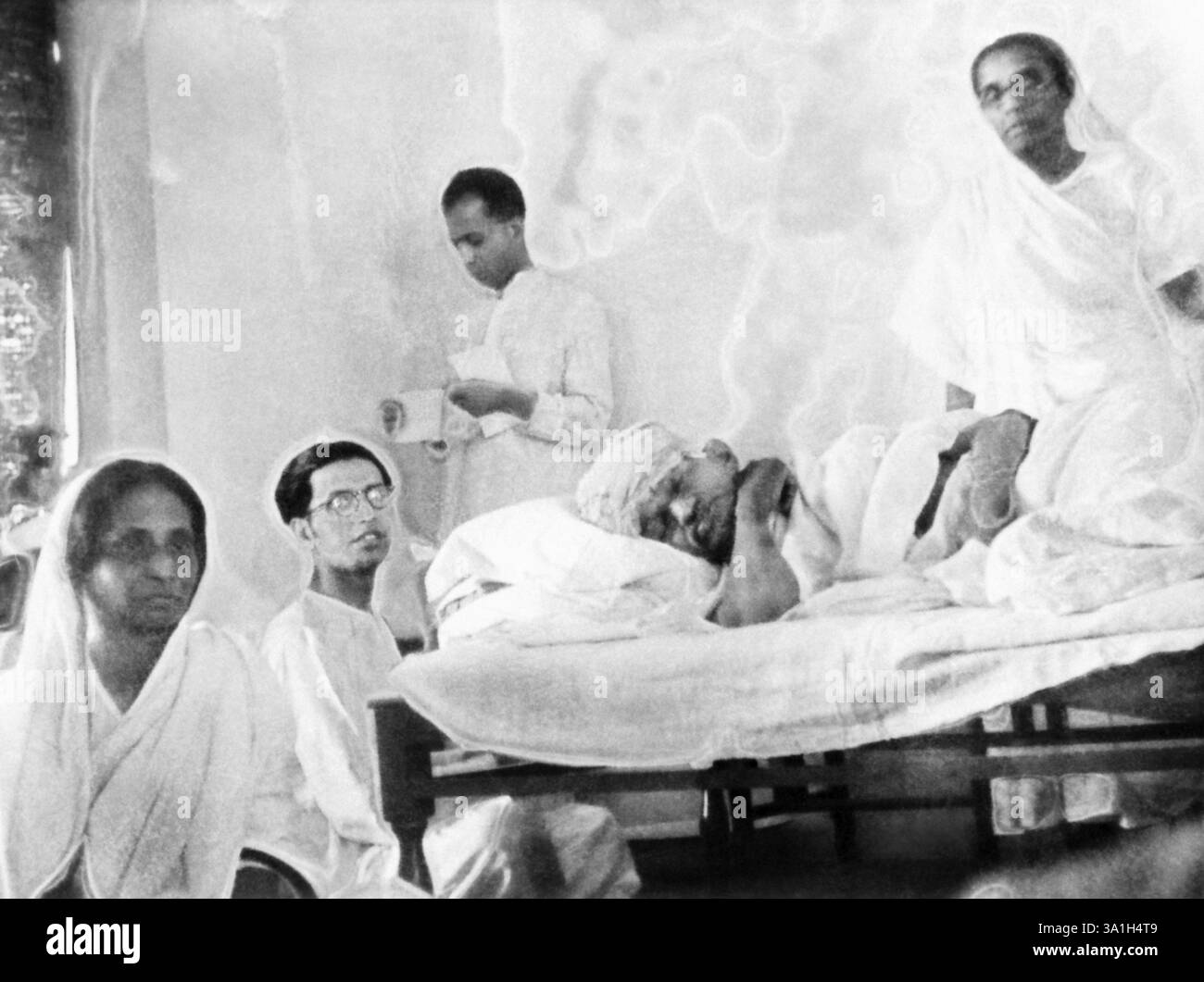 Mahatma Gandhi schläft während seines Fastens in Rashtriyashala Ashram, Rajkot, 1939, Indien KEIN MR Stockfoto