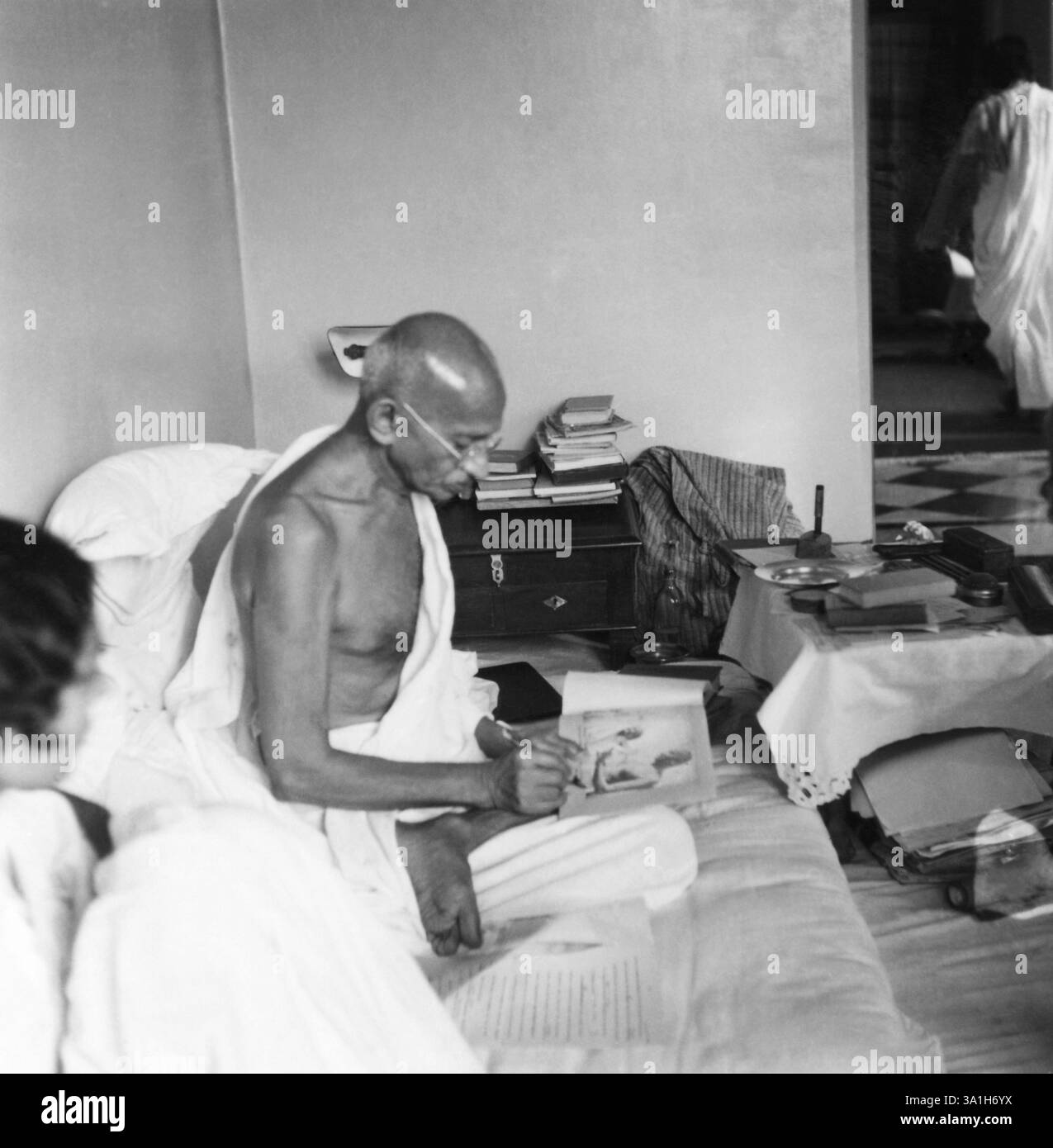 Mahatma Gandhi signiert sein Foto im Birla House, Mumbai, 1940 KEIN MR Stockfoto