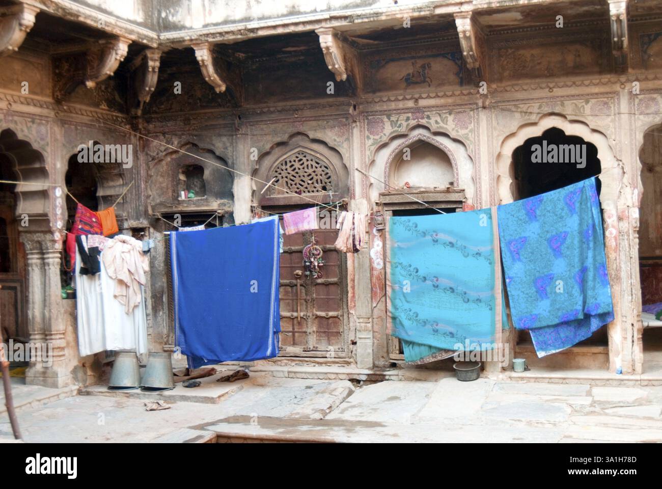 Kleidung, die am Seil trocknet, in Haveli oder Villa, Shekhawati, Rajasthan, Indien, Asien Stockfoto