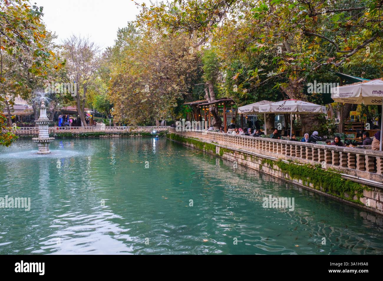 Sanliurfa, Türkei, Turkiye. Heiliger Fischteich, 15. Century und Sidewalk Cafe. Stockfoto