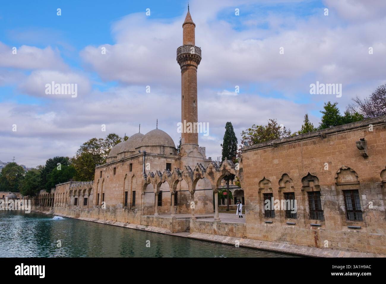 Sanliurfa, Türkei, Turkiye. Osmanische Moschee am heiligen Fischteich, 15. Jahrhundert. Stockfoto