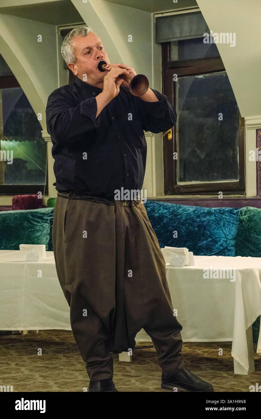 Sanliurfa, Türkei, Turkiye. Musiker, der eine Zurna spielt, eine türkische Flöte. Stockfoto