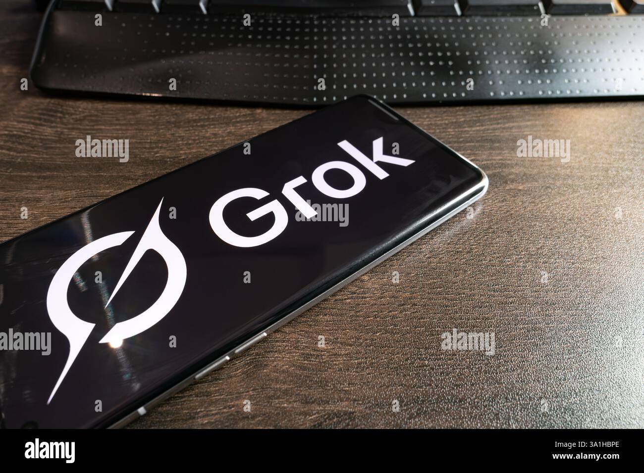 ZHONGSHAN China-28. Februar 2025: Ein Handy mit Grok-Logo in einem Bürotisch in horizontaler Komposition. Stockfoto