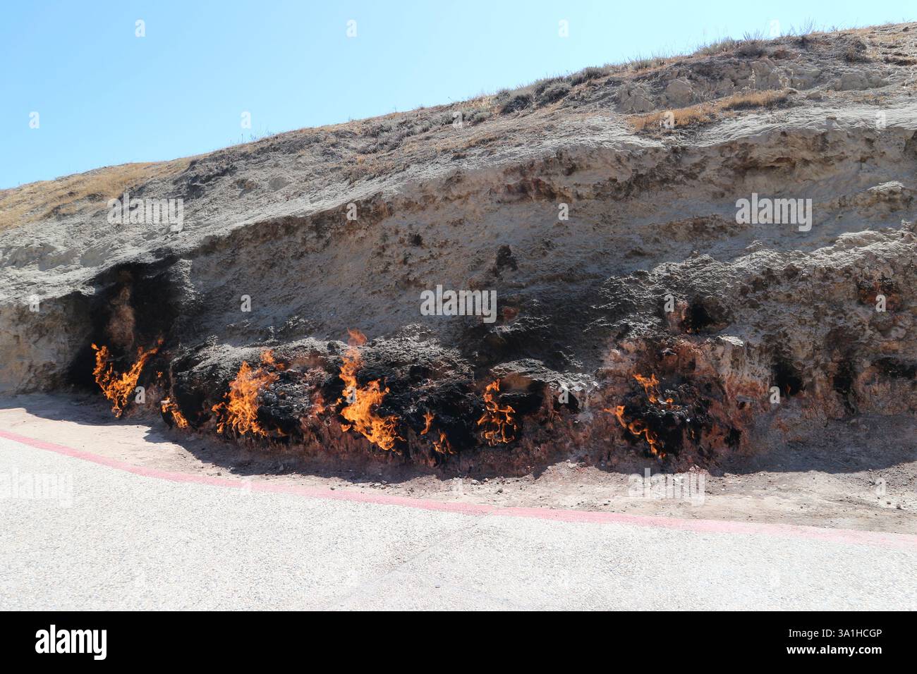 Flammen of Yanar Dag, ein faszinierender Blick auf Aserbaidschans ewiges Feuer, wo Erdgas durch die Erde sickert und entzündet und eine surreale Landschaft schafft. Stockfoto