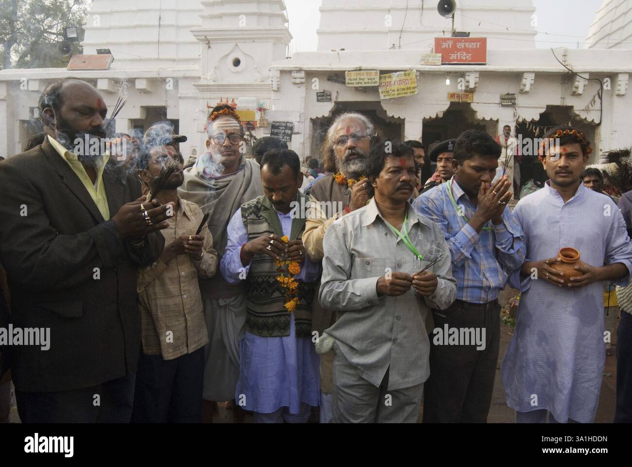 Gläubige im antiken Tempel von Baba Baidyanath sehr berühmt und zieht viele Pilger an, einer von zwölf Jyotirlingas, Deoghar, Jharkhand, Indien, Asien Stockfoto Gläubige im antiken Tempel von Baba Baidyanath sehr berühmt und zieht viele Pilger an, einer von zwölf Jyotirlingas, Deoghar, Jharkhand, Indien, Asien Stockfoto