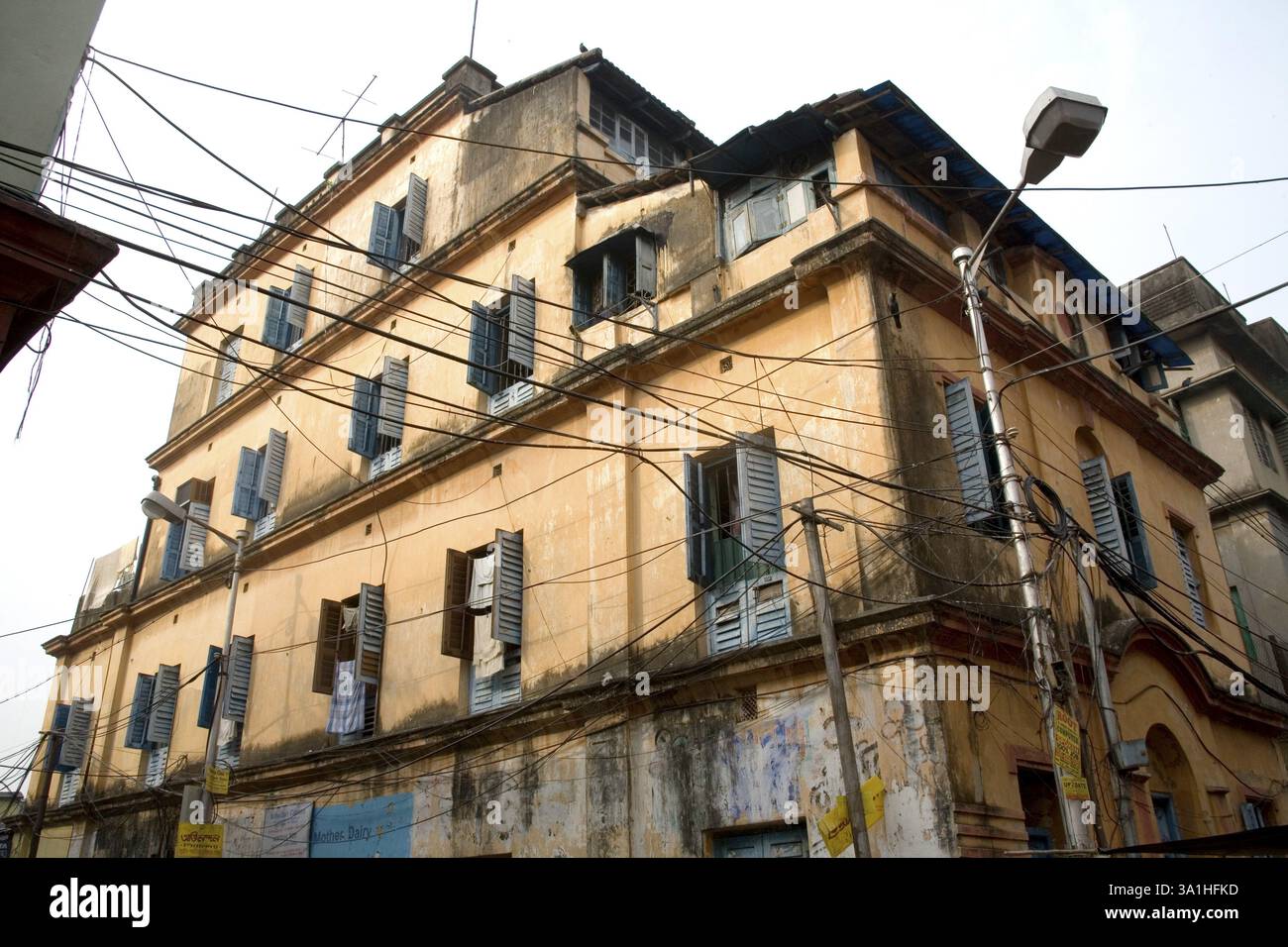 Altes Wohngebäude und Fenster, Siyaldah, Kalkutta, heute Kalkutta, Westbengalen, Indien, Asien Stockfoto