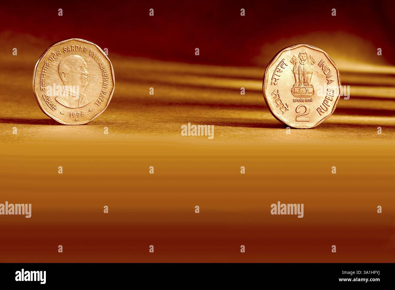 Doppelpaar indische Währung zwei Rupien Münze Vorder- und Rückseite Art geprägt Sardar Vallabhbhai Patel 1996 auf orangem Hintergrund Stockfoto