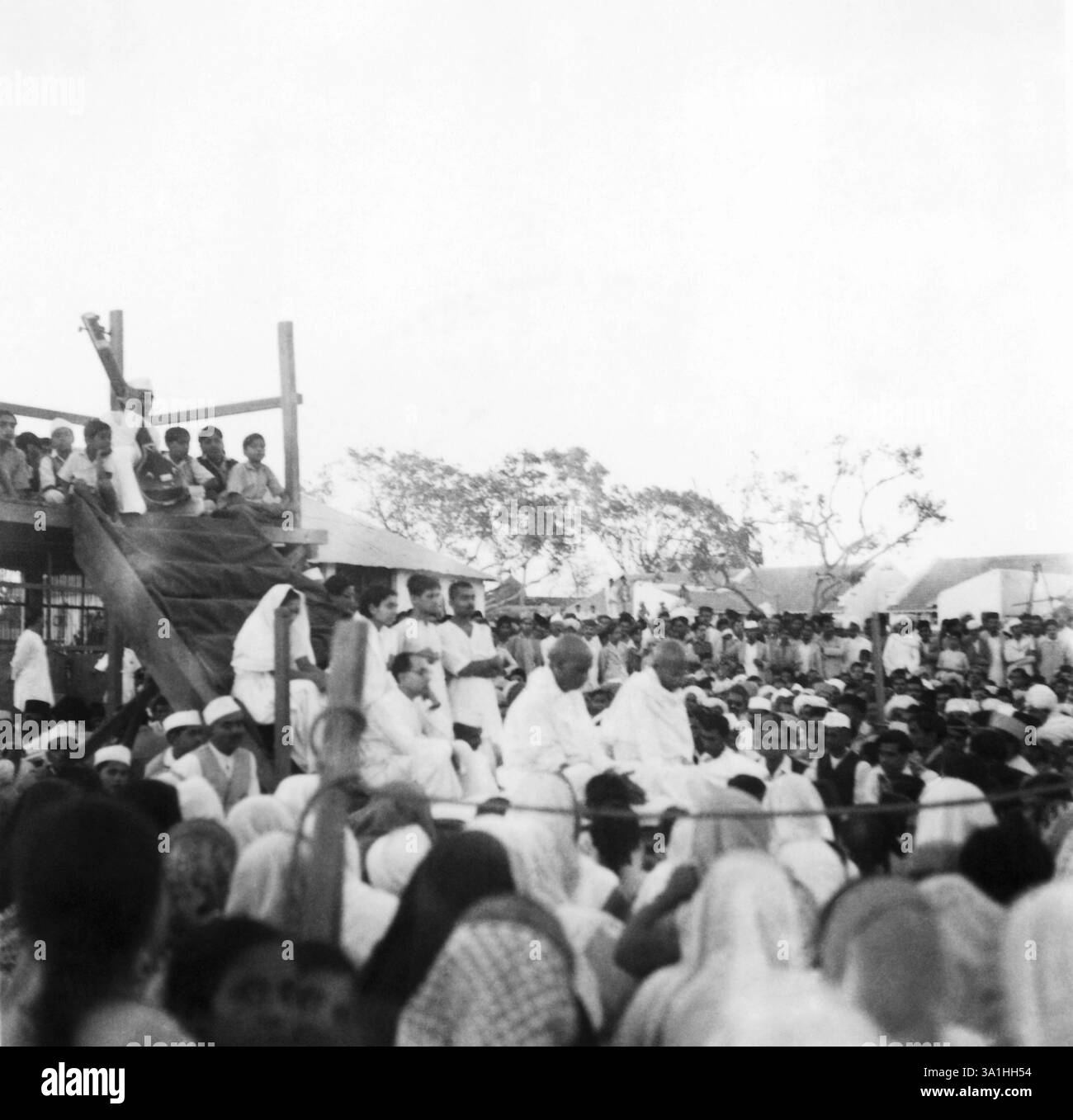 Mahatma Gandhi und Sardar Vallabhbhai Patel bei einem Gebetstreffen während Mahatma Gandhis Fastens in Rashtriyashala Ashram, Rajkot, März 1939, Indien KEIN MR Stockfoto