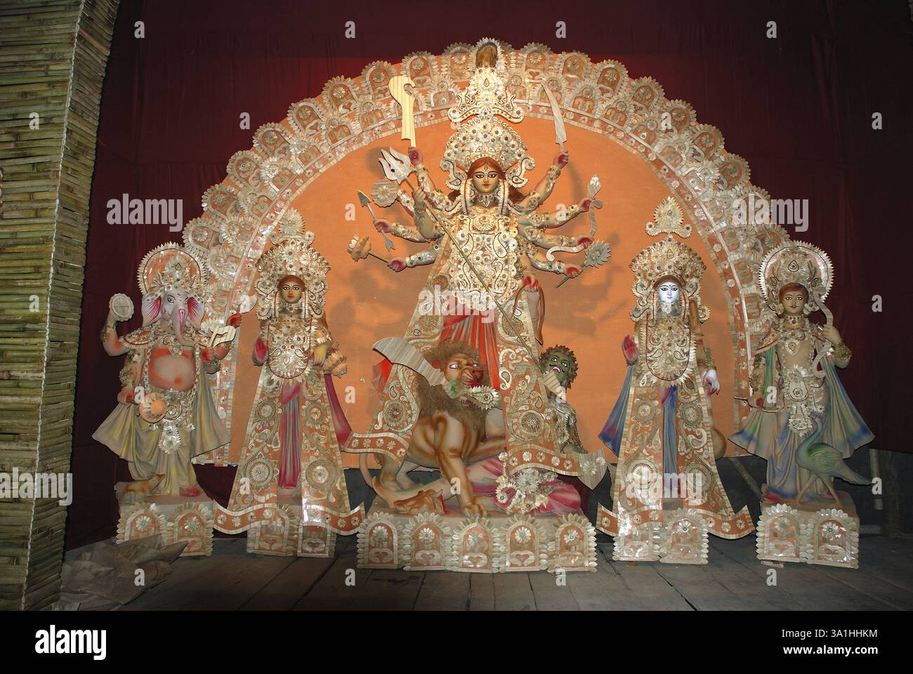 Dekorative Durga Tonmodell töten Dämon Mahishasura mit Statuen von Ganesha und Lakshmi Saraswati Kartikeya auf Durga puja Stockfoto