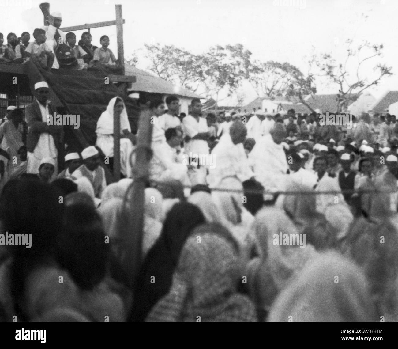 Mahatma Gandhi und Sardar Vallabhbhai Patel bei einem Gebetstreffen während Mahatma Gandhis Fastens in Rashtriyashala Ashram, Rajkot, März 1939, Indien KEIN MR Stockfoto