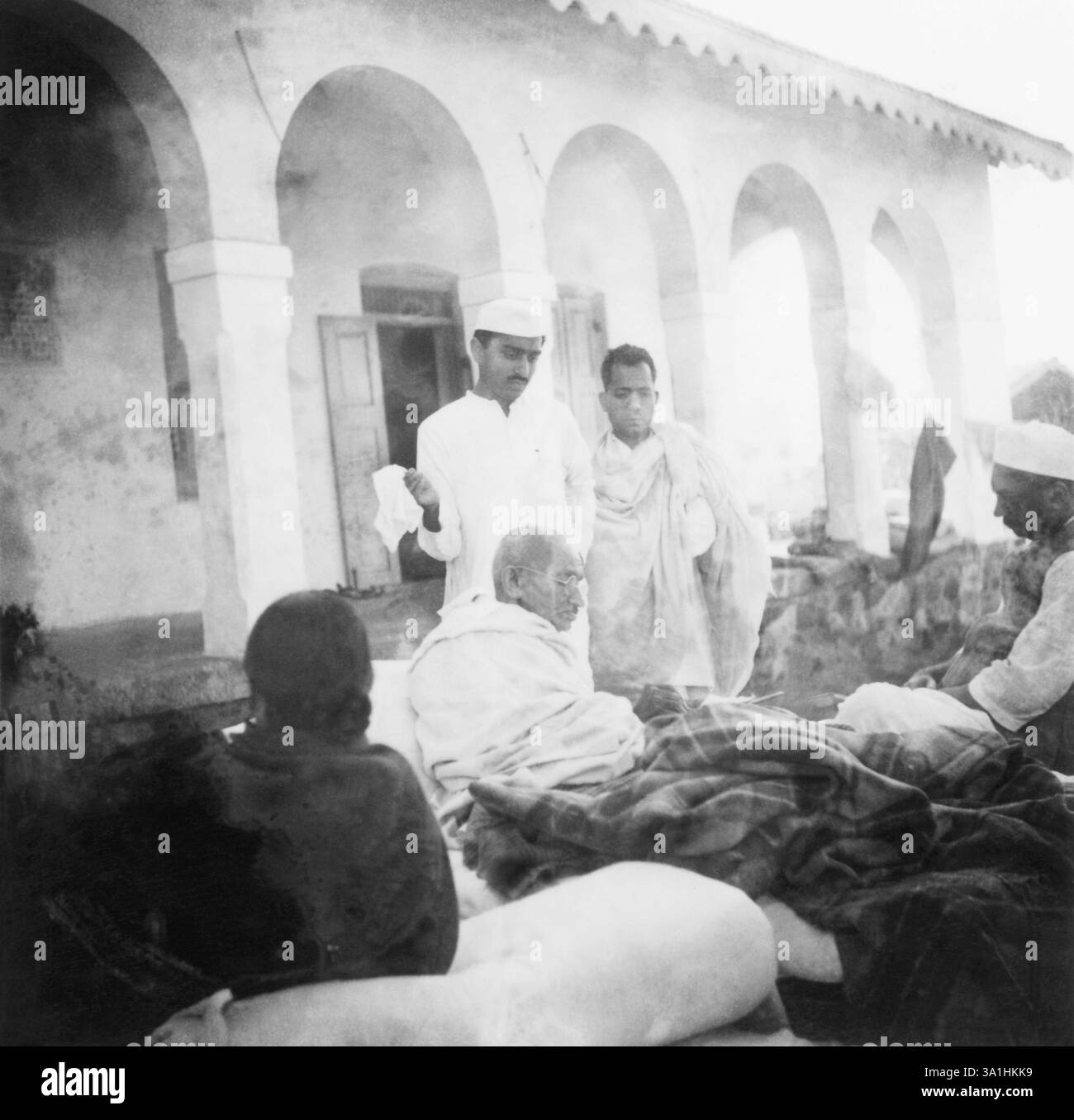 Mahatma Gandhi saß vor dem Hauptgebäude in Rashtriyashala Ashram, Rajkot, während seines Fastens, 1939 aus Purushottam Gandhi, Brijkrishna Chan Stockfoto