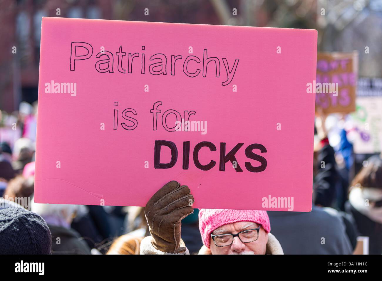 New York, USA. März 2025. Ein Demonstrant hält während der Rallye zum Internationalen Frauentag und märz am 8. März 2025 in New York ein Schild im Washington Square Park hoch (Foto: Hailstorm Visuals/SIPA USA) Credit: SIPA USA/Alamy Live News Stockfoto