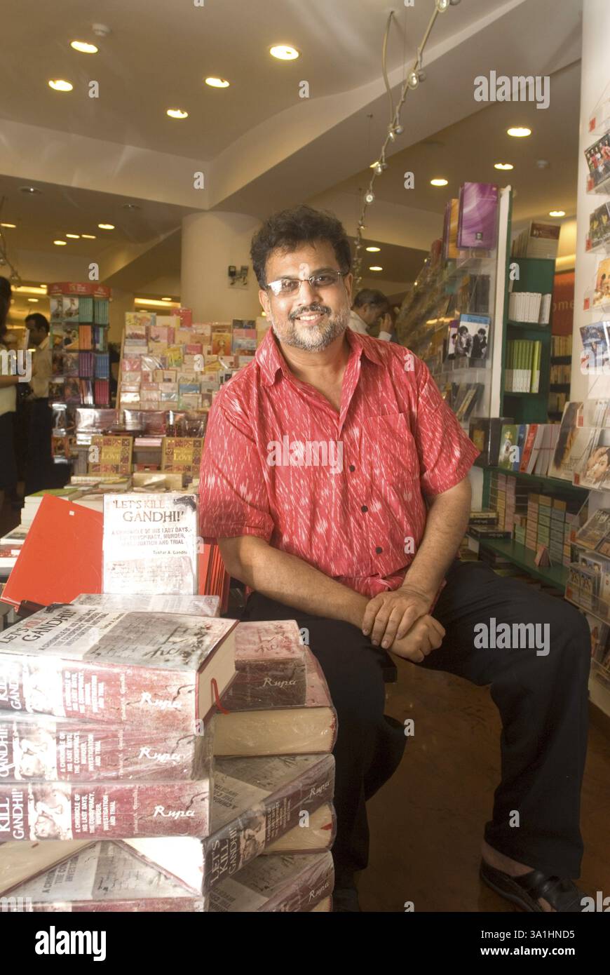 Der südasiatische indische Schriftsteller Tushar Gandhi der Autor von Lets Kill Gandhi in Oxford Buchladen, Churchgate, Bombay Mumbai, Maharashtra, Indien KEIN MR Stockfoto