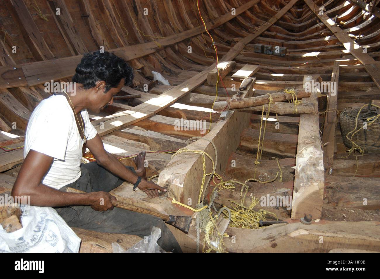 Die Fischergemeinde baut Boote zum Angeln in der Colaba Fisherman's Colony in Bombay, heute Mumbai, Maharashtra, Indien, Asien Stockfoto