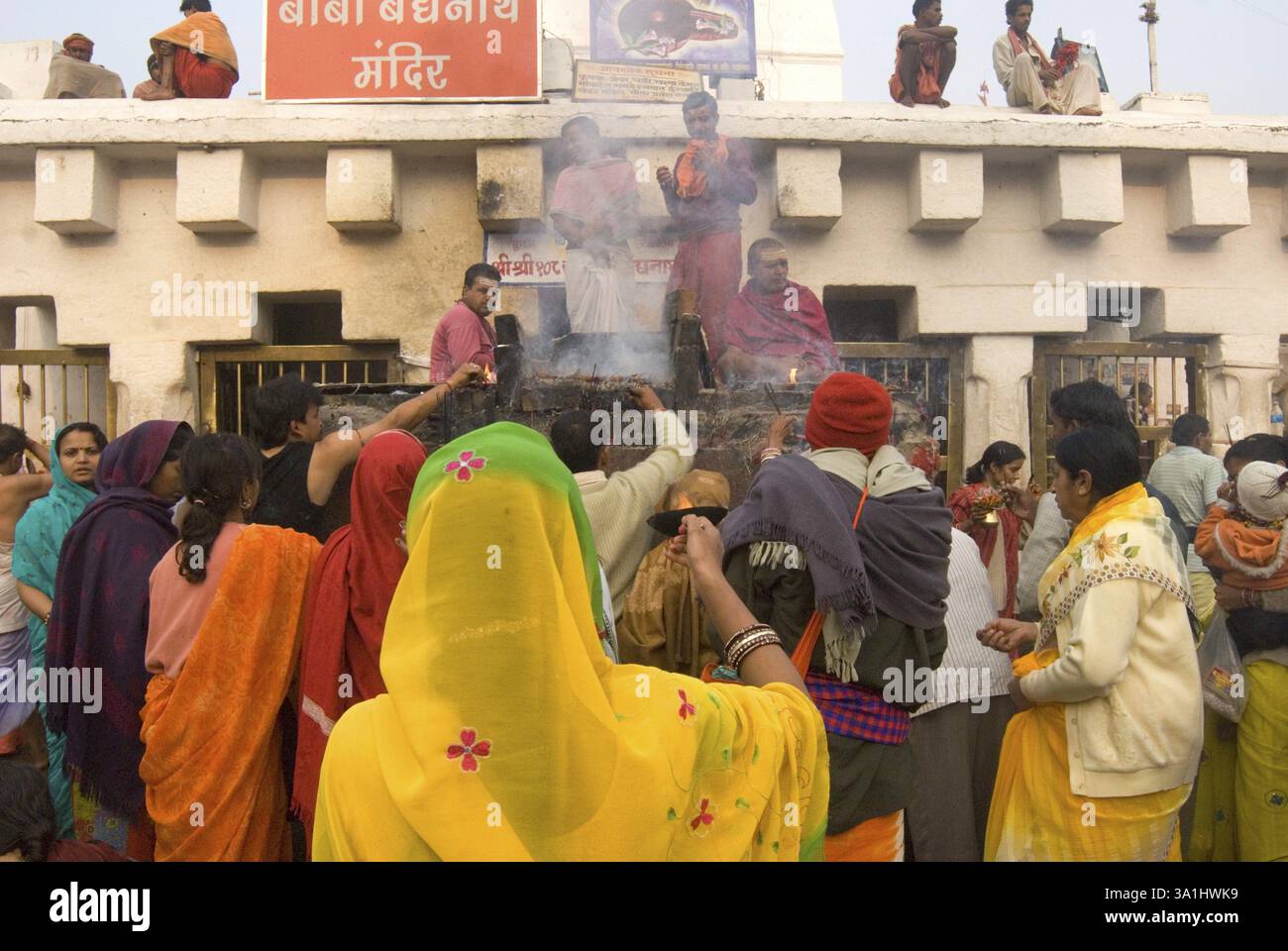 Anhänger im Tempel von Baba Baidyanath, einer der zwölf Jyotirlingas, Deoghar, Jharkhand, Indien, Asien Stockfoto Anhänger im Tempel von Baba Baidyanath, einer der zwölf Jyotirlingas, Deoghar, Jharkhand, Indien, Asien Stockfoto
