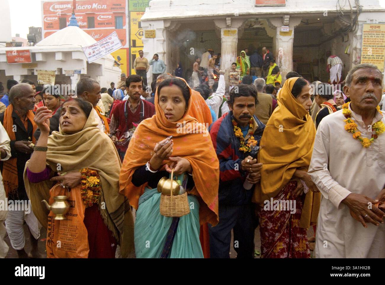 Anhänger im Tempel von Baba Baidyanath, einer der zwölf Jyotirlingas, Deoghar, Jharkhand, Indien, Asien Stockfoto Anhänger im Tempel von Baba Baidyanath, einer der zwölf Jyotirlingas, Deoghar, Jharkhand, Indien, Asien Stockfoto