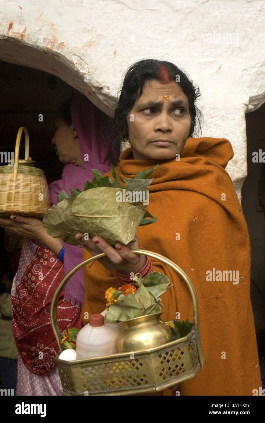 Die Gläubigen verehren im antiken Tempel von Baba Baidyanath, sehr berühmt und locken viele Pilger an, einer der zwölf Jyotirlingas Deoghar, Jharkhand, in Stockfoto Die Gläubigen verehren im antiken Tempel von Baba Baidyanath, sehr berühmt und locken viele Pilger an, einer der zwölf Jyotirlingas Deoghar, Jharkhand, in Stockfoto