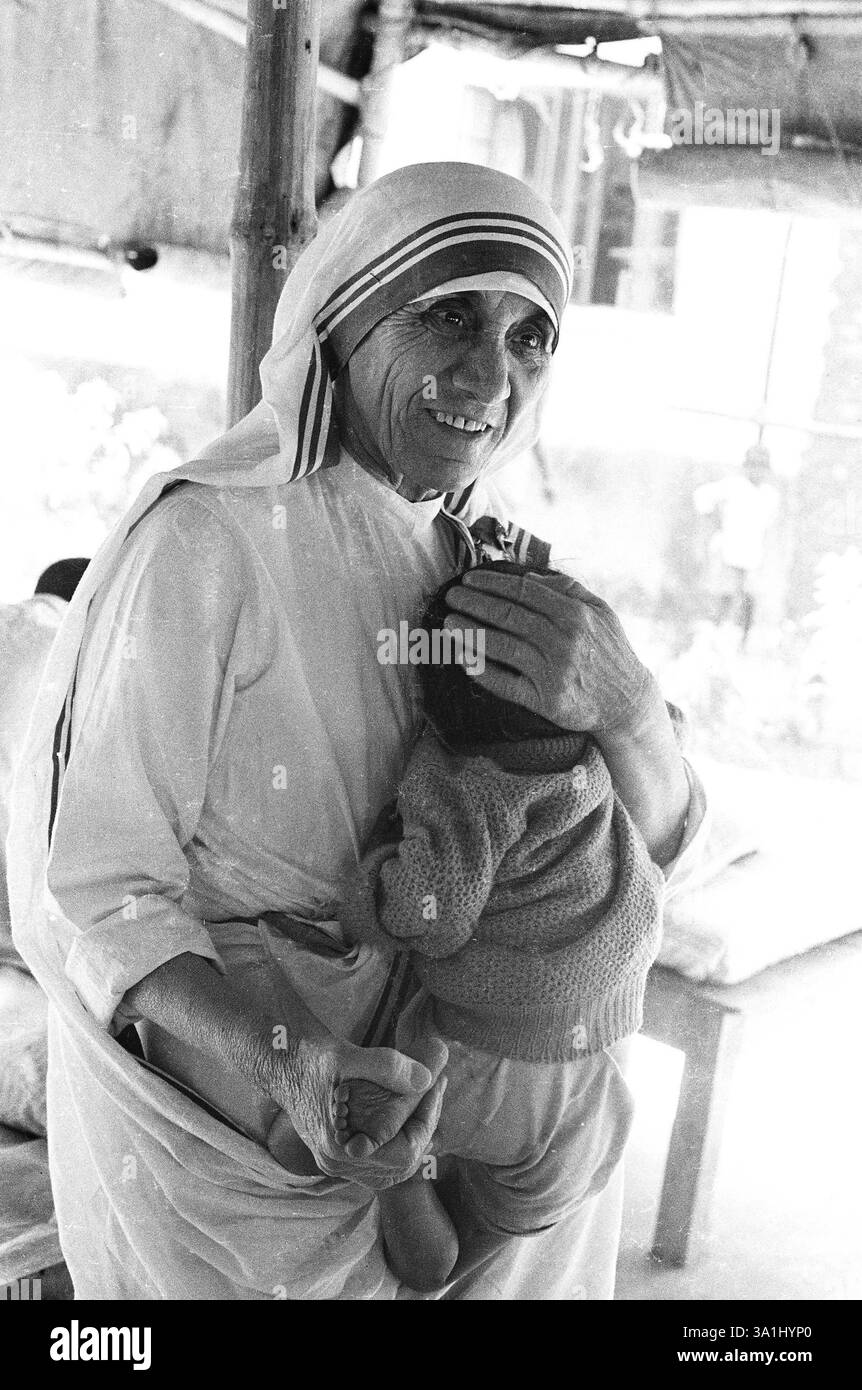 Mutter Teresa mit Ostpakistanern, jetzt Flüchtling Bangladesch in Tripura, Indien Dezember 1971 KEIN MR Stockfoto