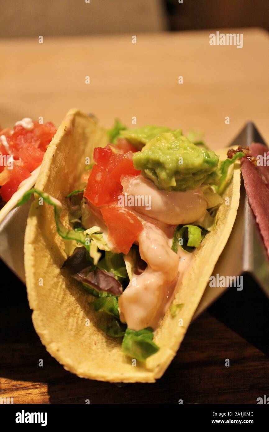 Tex-Mex-Küche (mexikanische Küche): Garnelen und Avocado-Taco Stockfoto