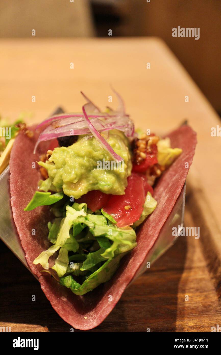 Tex-Mex-Küche (mexikanische Küche): Thunfisch und Avocado Taco Stockfoto