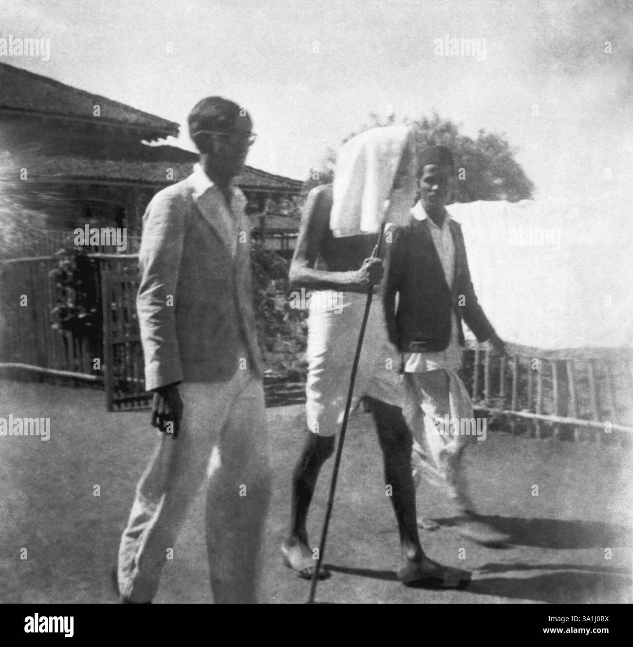 Mahatma Gandhi geht mit zwei Besuchern im Sevagram Ashram, 1940 KEIN MR Stockfoto