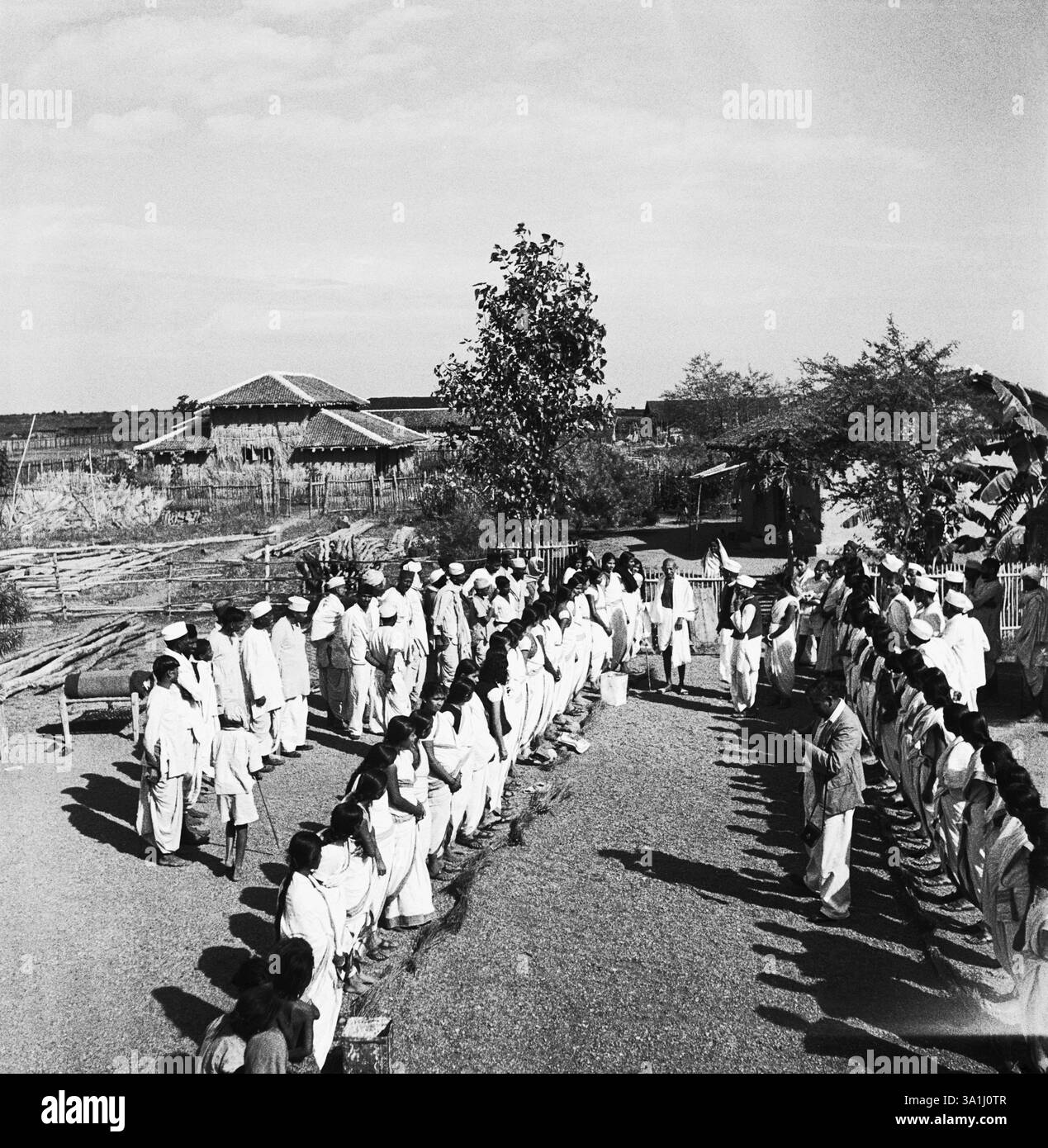 Schüler von Mahila Ashram (von Jamnalal Bajaj gegründetes Ausbildungszentrum für Frauen) treffen Mahatma Gandhi vor seiner Hütte in Sevagram Ashram nach der Villa Stockfoto