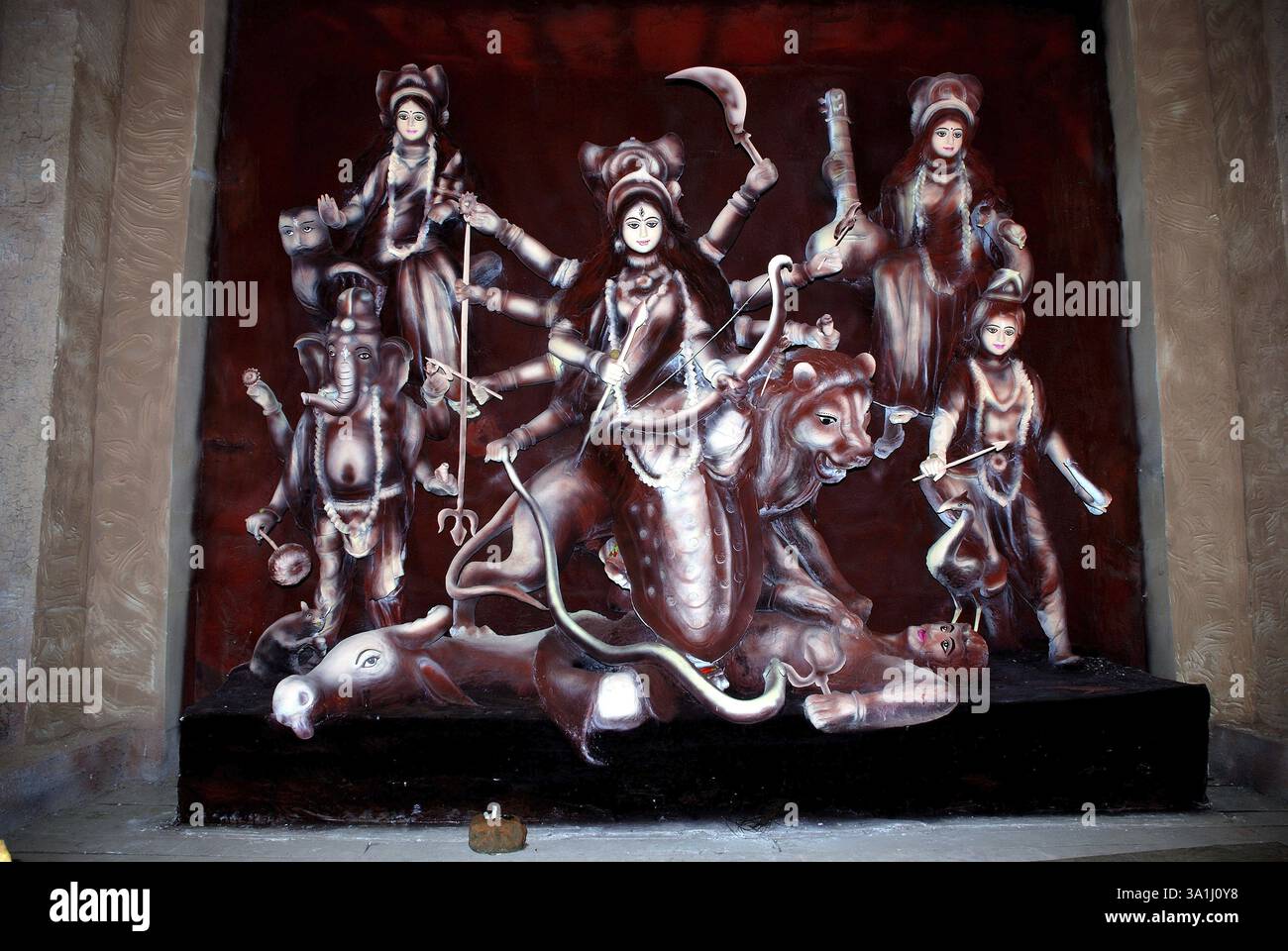 Dekorative Durga Tonmodell töten Dämon Mahishasura mit Statuen von Ganesha und Lakshmi Saraswati Kartikeya auf Durga puja Stockfoto