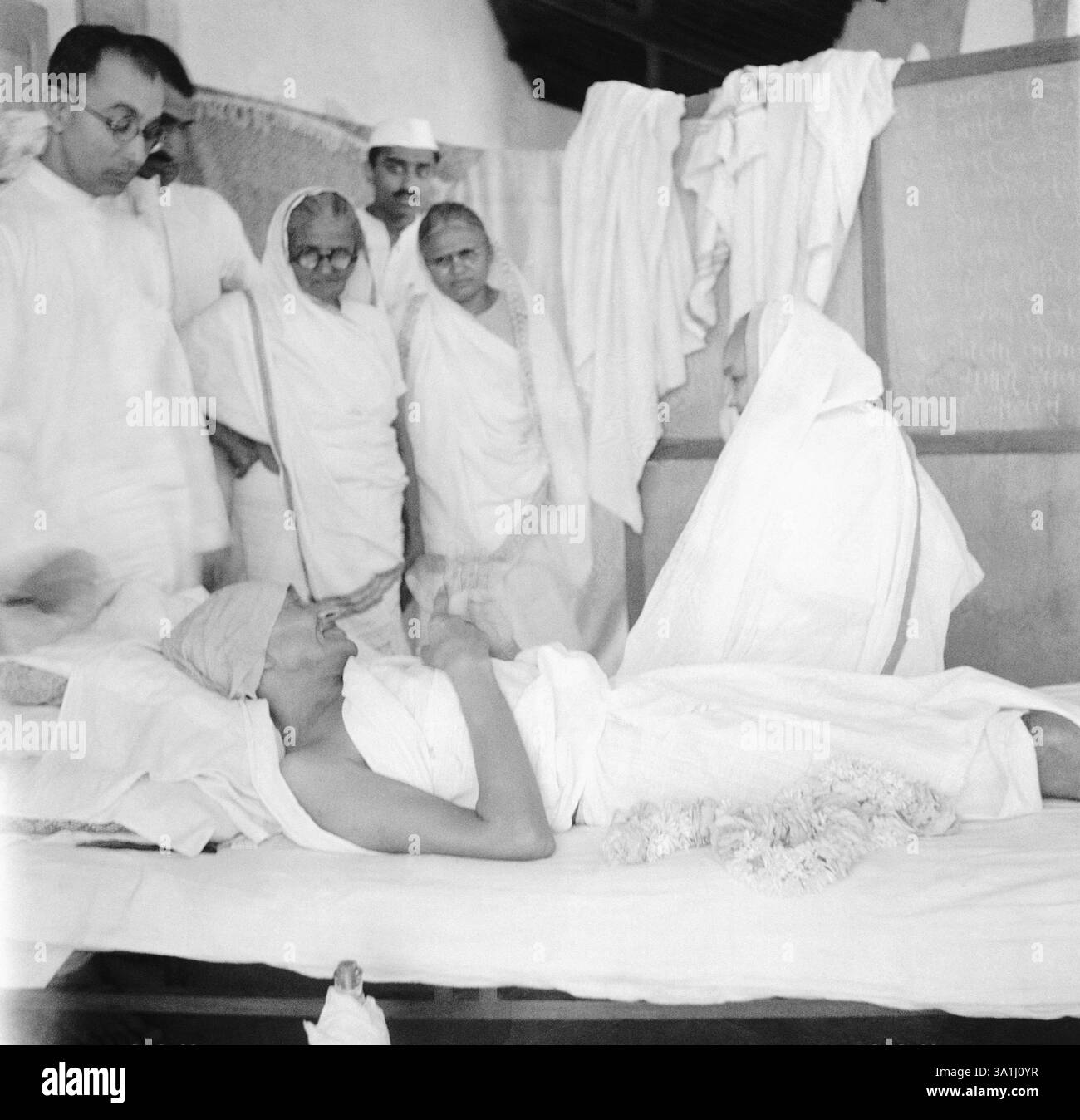 Mahatma Gandhi während seines Fastens in Rashtriyashala Ashram, Rajkot, 1939, Pyarelal Nayar, Kasturba Gandhi, Raliatbehn, Purushottam Gandhi, Indien NEIN MR Stockfoto