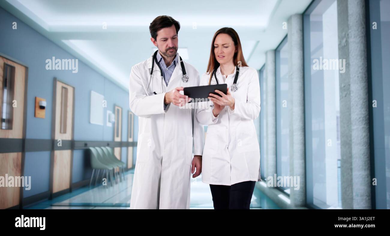 Ärzte beraten im Krankenhaus, diskutieren Patientenfälle und Behandlungsmöglichkeiten. Stockfoto