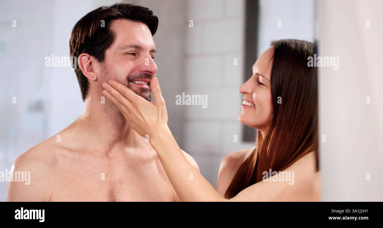 Hautpflege im Bad: Junges Paar, das Creme zusammen aufträgt Stockfoto