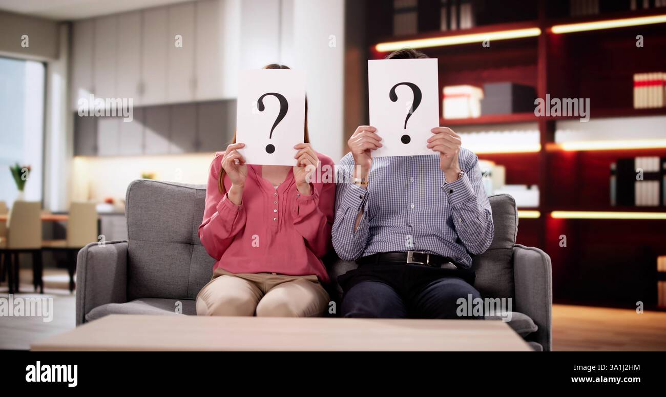Paare, die Antworten suchen, mit Fragezeichen im Gesicht. Stockfoto
