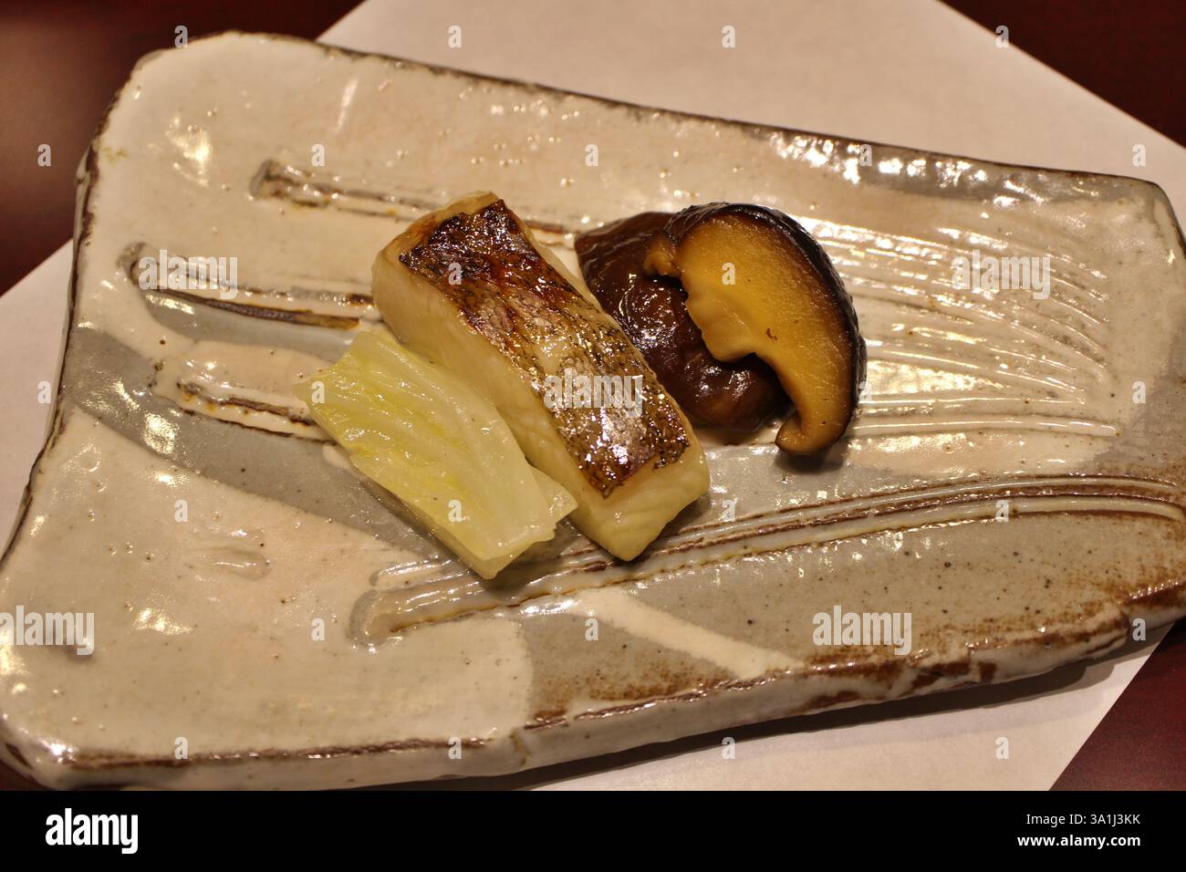 Japanische Küche: Gegrillter Righteye-Flunder mit Miso-Sauce, Shiitake-Pilzsteak und eingelegtem napa-Kohl in Tokio, Japan Stockfoto