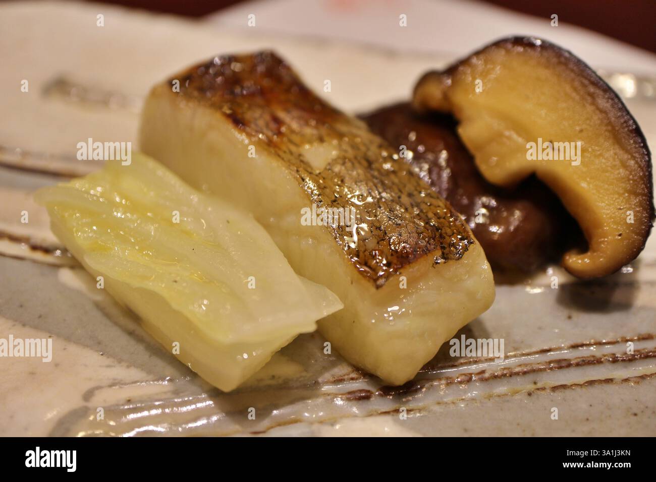 Japanische Küche: Gegrillter Righteye-Flunder mit Miso-Sauce, Shiitake-Pilzsteak und eingelegtem napa-Kohl in Tokio, Japan Stockfoto