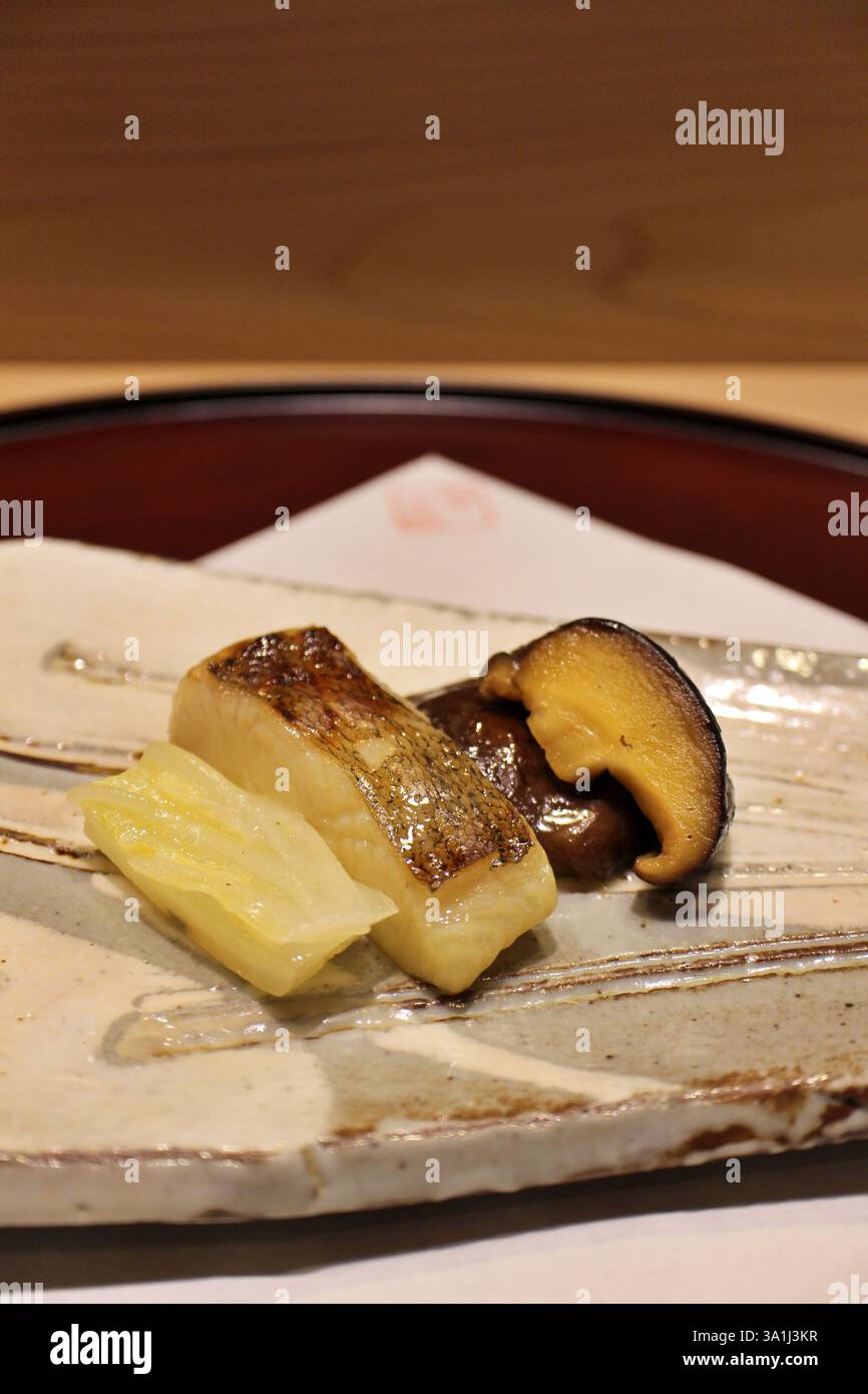 Japanische Küche: Gegrillter Righteye-Flunder mit Miso-Sauce, Shiitake-Pilzsteak und eingelegtem napa-Kohl in Tokio, Japan Stockfoto