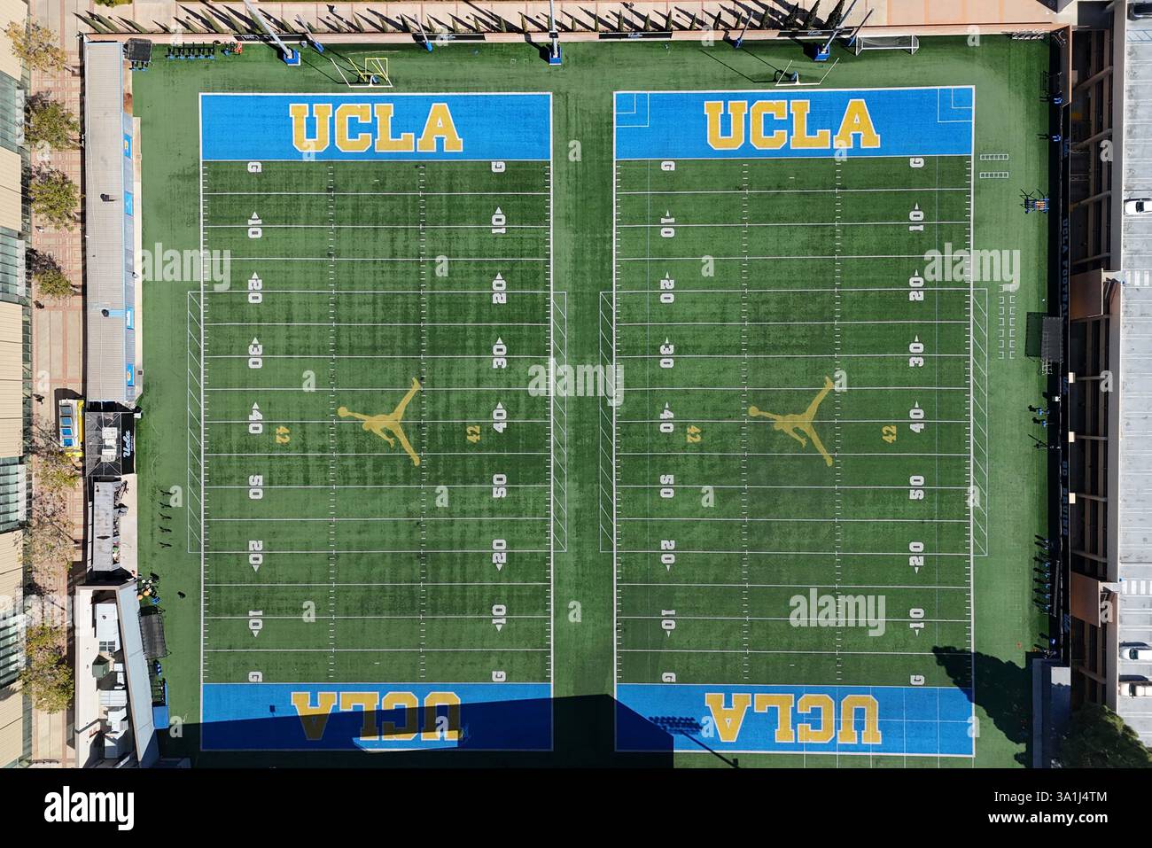 Los Angeles, Usa. März 2025. Eine allgemeine Luftaufnahme des Nike Jordan Logos auf den Fußballfeldern im Wasserman Football Center auf dem Campus der UCLA, Samstag, den 8. März 2025, in Los Angeles. Quelle: Bild von Sport /Alamy Live News Stockfoto