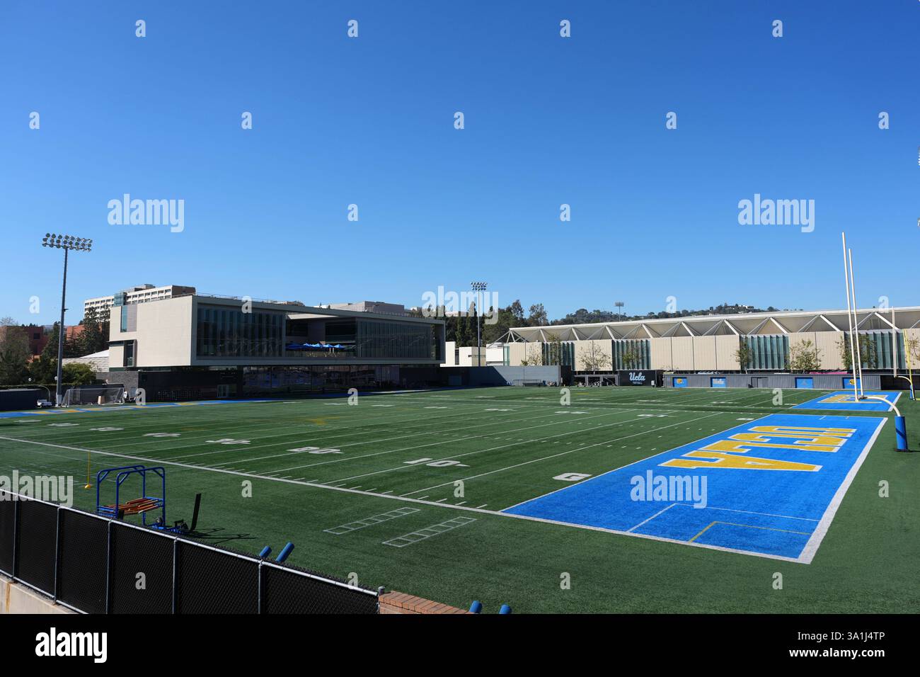 Los Angeles, Usa. März 2025. Eine allgemeine Luftaufnahme der Fußballfelder im Wasserman Football Center auf dem Campus der UCLA, Samstag, den 8. März 2025, in Los Angeles. Quelle: Bild von Sport /Alamy Live News Stockfoto