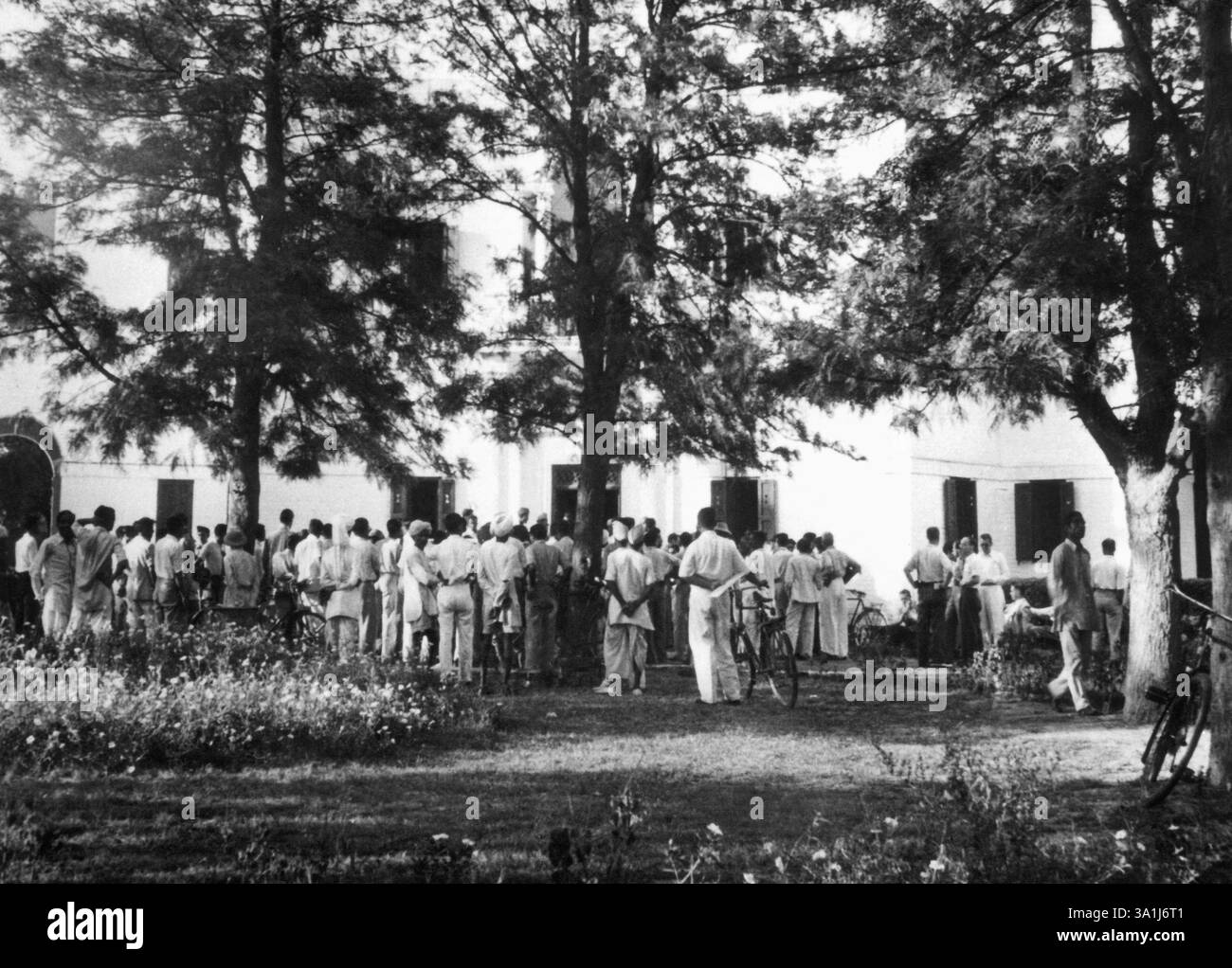 Leute stehen in einem Park vor einem Haus in Bihar, 1947, Indien NA MR Stockfoto
