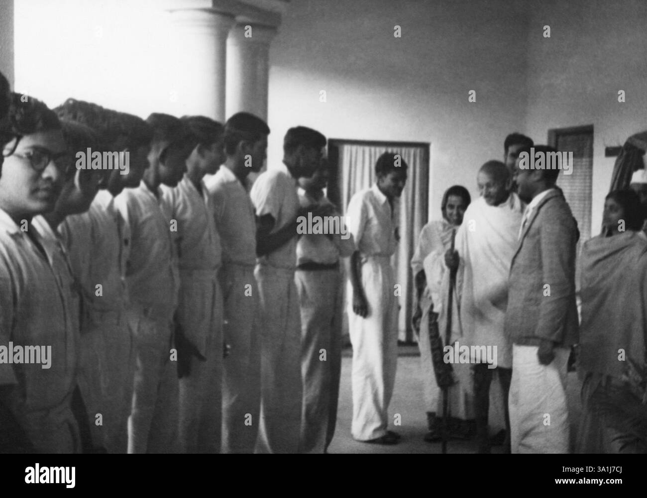 Mahatma Gandhi, Treffen mit einer Gruppe junger Männer, 1945, Indien NA MR Stockfoto